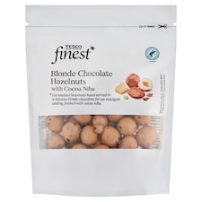 Finest Karamelizované lieskové oriešky jadrá v bielej čokoláde s kakaovými kúskami 150 g